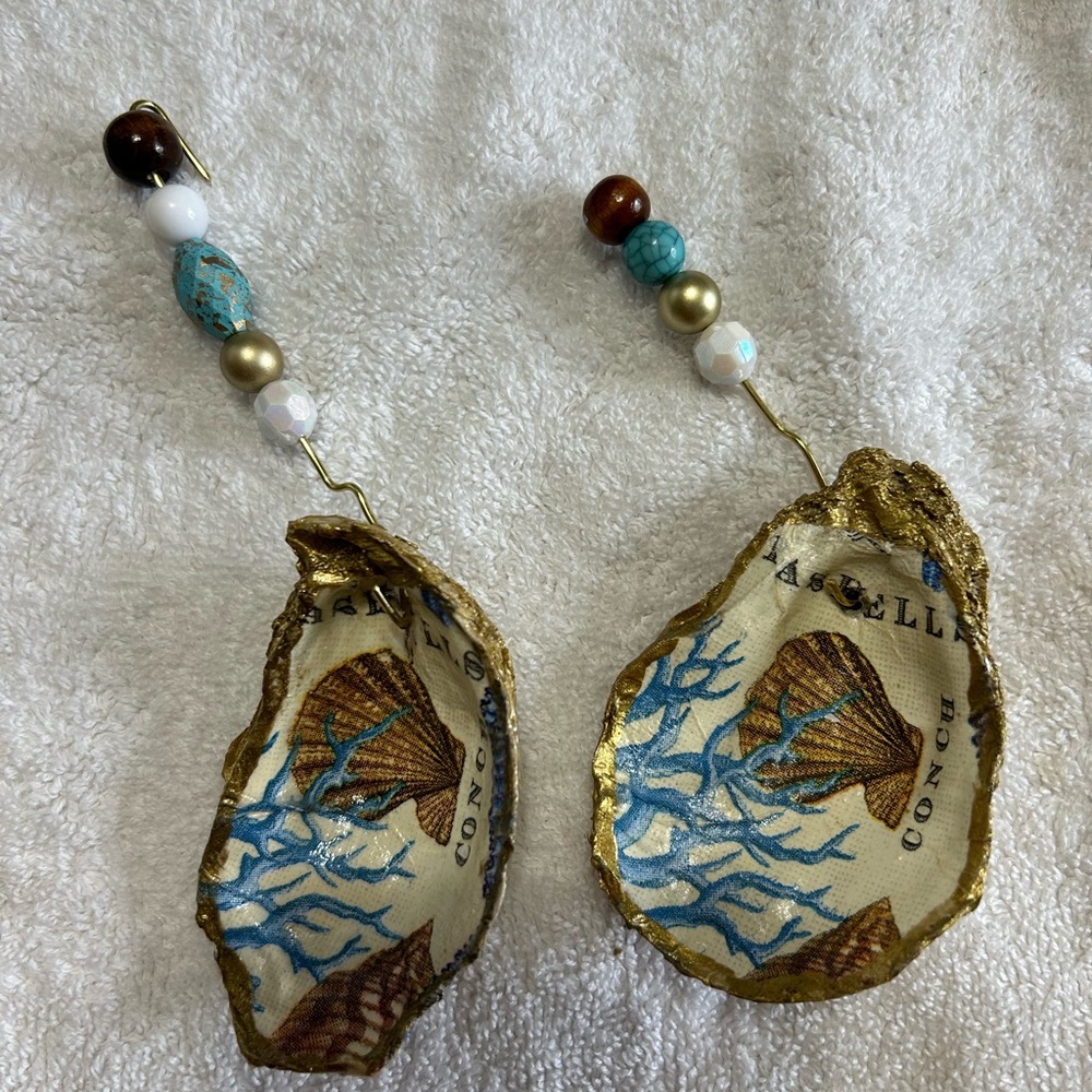 Decopodge Oyster Ornaments With Custom Hanger (Set of 2)
